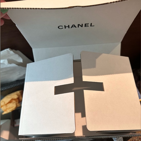 Chanel gift boxes - Picture 3 of 3